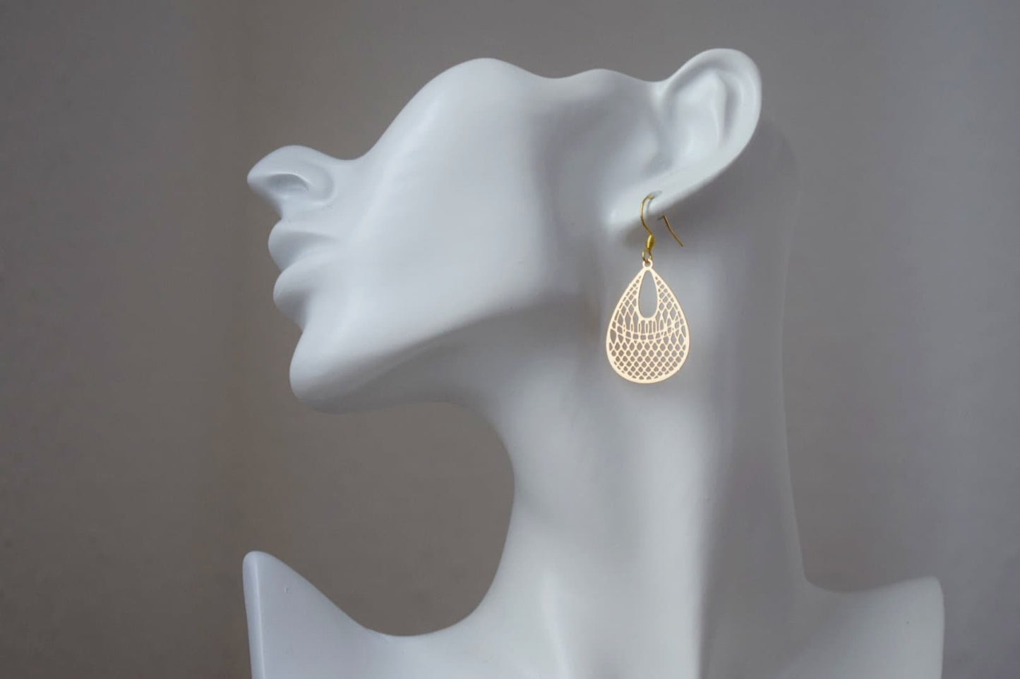 Tropfenförmige Ornament-Ohrringe für Frauen, filigrane Boho-Goldohrringe, 18 Karat vergoldete Edelstahl-Ohrringhaken, Schmuckgeschenk für Sie