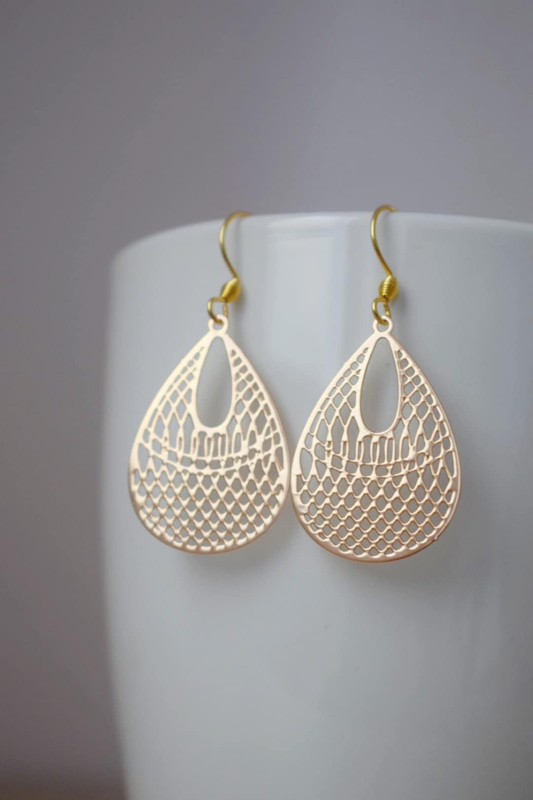 Tropfenförmige Ornament-Ohrringe für Frauen, filigrane Boho-Goldohrringe, 18 Karat vergoldete Edelstahl-Ohrringhaken, Schmuckgeschenk für Sie