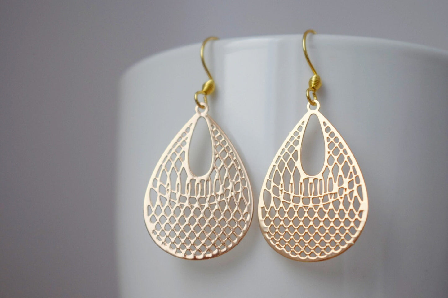 Tropfenförmige Ornament-Ohrringe für Frauen, filigrane Boho-Goldohrringe, 18 Karat vergoldete Edelstahl-Ohrringhaken, Schmuckgeschenk für Sie