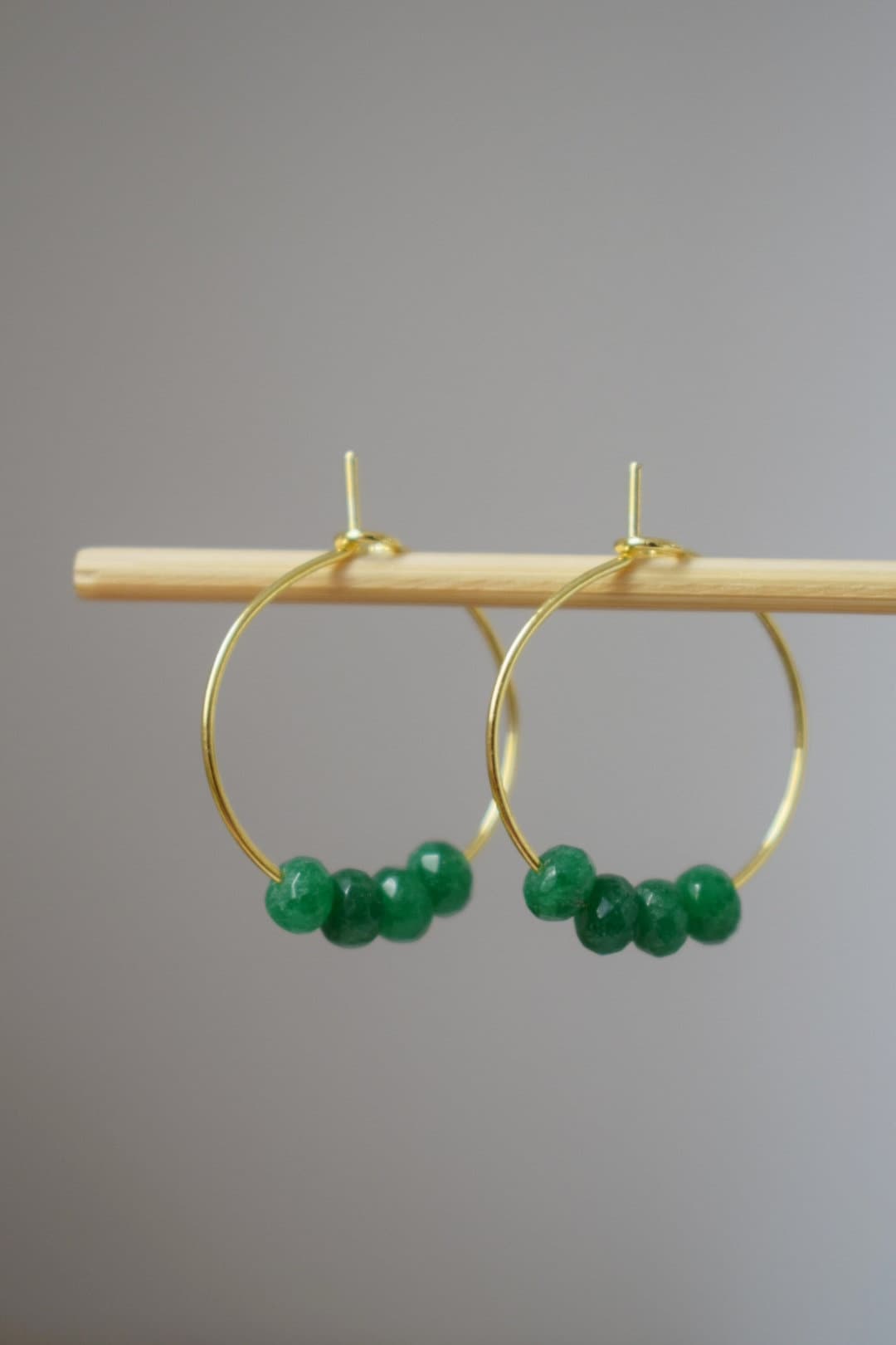 Creolen aus rosa Jade, Creolen aus Edelsteinperlen, Creolen aus 18 Karat vergoldetem Edelstahl, minimalistische Ohrringe, handgefertigter Boho-Schmuck als Geschenk für Sie
