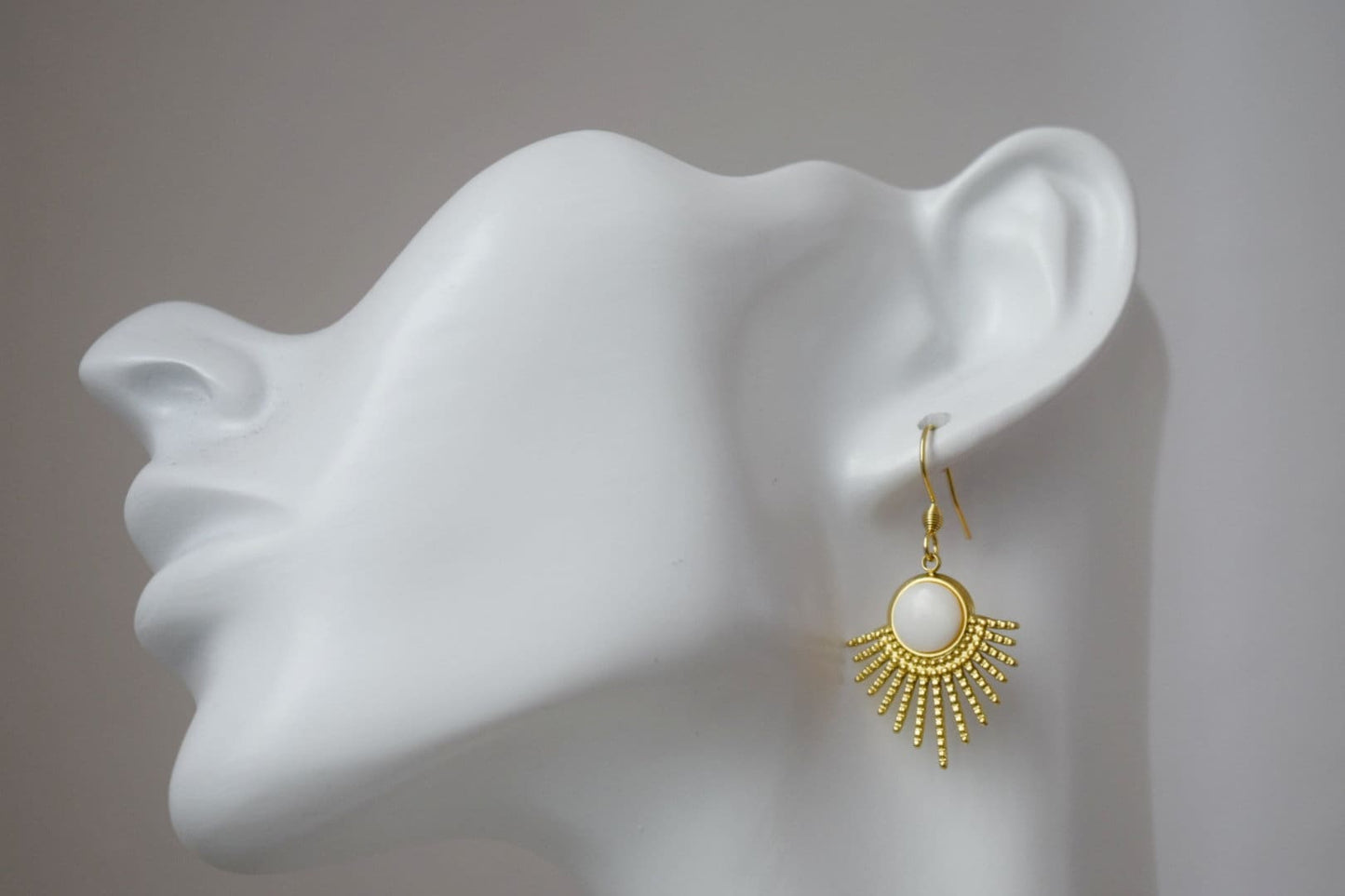 Perlmuttohrringe mit Sonnenstrahlen-Anhänger und Ohrhaken aus 18 Karat vergoldetem Edelstahl, Sunburst, Himmlischer Schmuck, Einzigartiges Geschenk