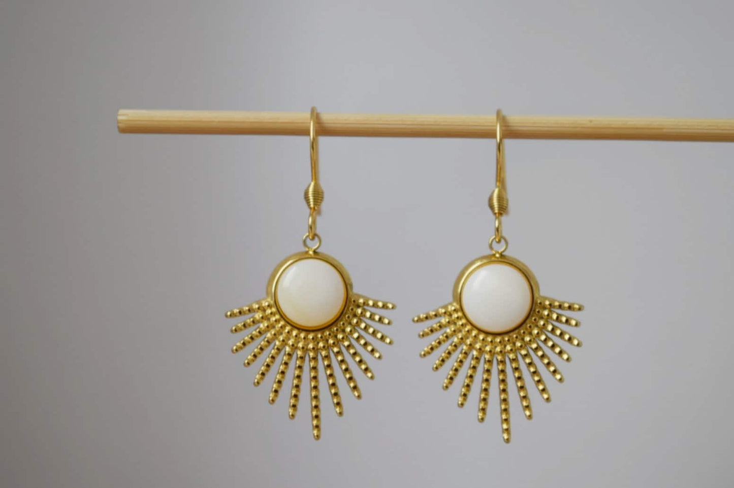 Perlmuttohrringe mit Sonnenstrahlen-Anhänger und Ohrhaken aus 18 Karat vergoldetem Edelstahl, Sunburst, Himmlischer Schmuck, Einzigartiges Geschenk