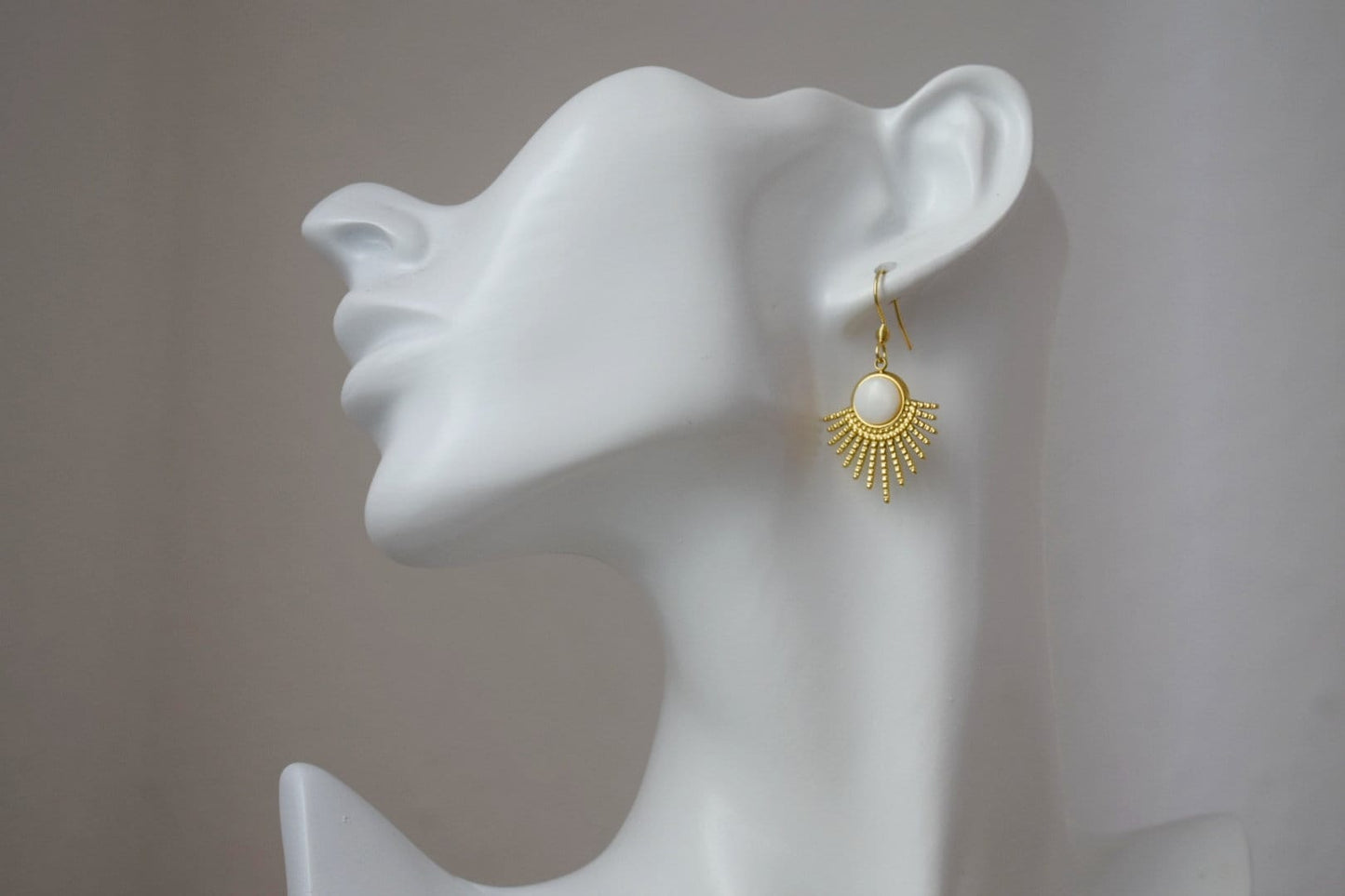 Perlmuttohrringe mit Sonnenstrahlen-Anhänger und Ohrhaken aus 18 Karat vergoldetem Edelstahl, Sunburst, Himmlischer Schmuck, Einzigartiges Geschenk