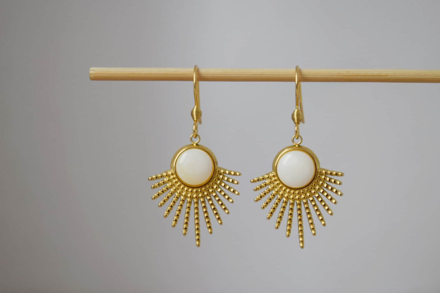 Perlmuttohrringe mit Sonnenstrahlen-Anhänger und Ohrhaken aus 18 Karat vergoldetem Edelstahl, Sunburst, Himmlischer Schmuck, Einzigartiges Geschenk