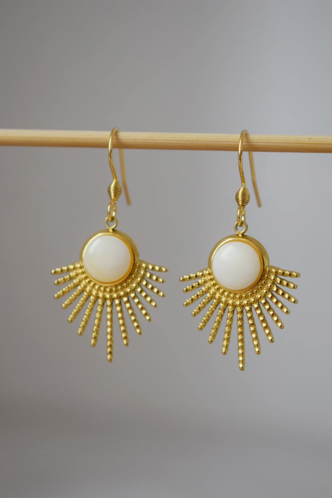 Perlmuttohrringe mit Sonnenstrahlen-Anhänger und Ohrhaken aus 18 Karat vergoldetem Edelstahl, Sunburst, Himmlischer Schmuck, Einzigartiges Geschenk