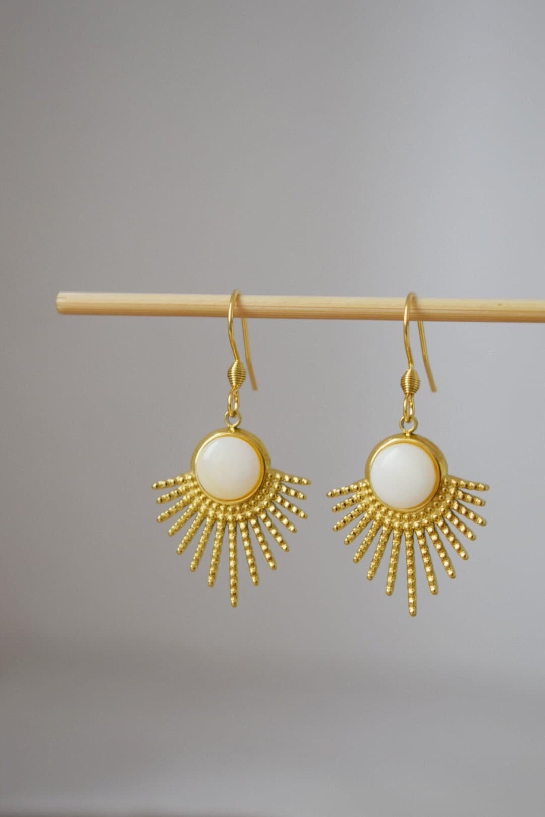 Perlmuttohrringe mit Sonnenstrahlen-Anhänger und Ohrhaken aus 18 Karat vergoldetem Edelstahl, Sunburst, Himmlischer Schmuck, Einzigartiges Geschenk