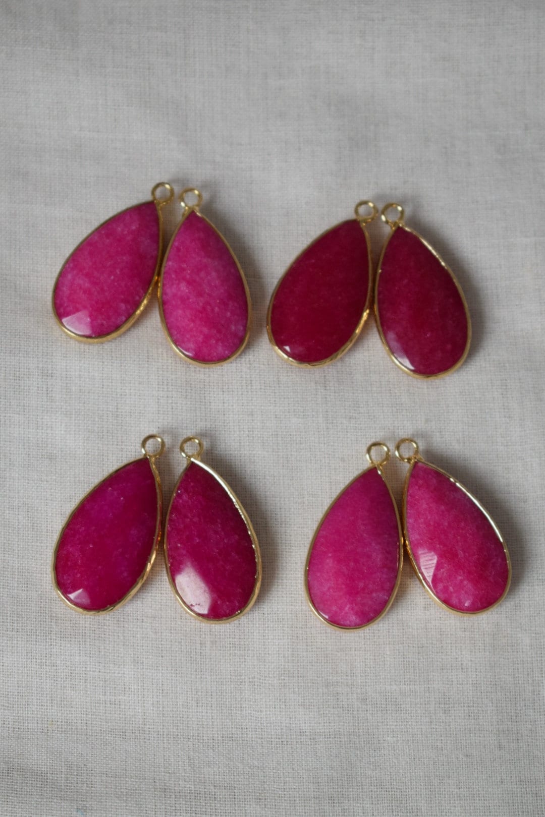 Tropfenförmige rosa Jade-Ohrringe, Lange vergoldete Edelstein-Ohrringe, Facettierte magentafarbene Anhänger-Ohrringe, Edelstahl, Jade-Schmuck