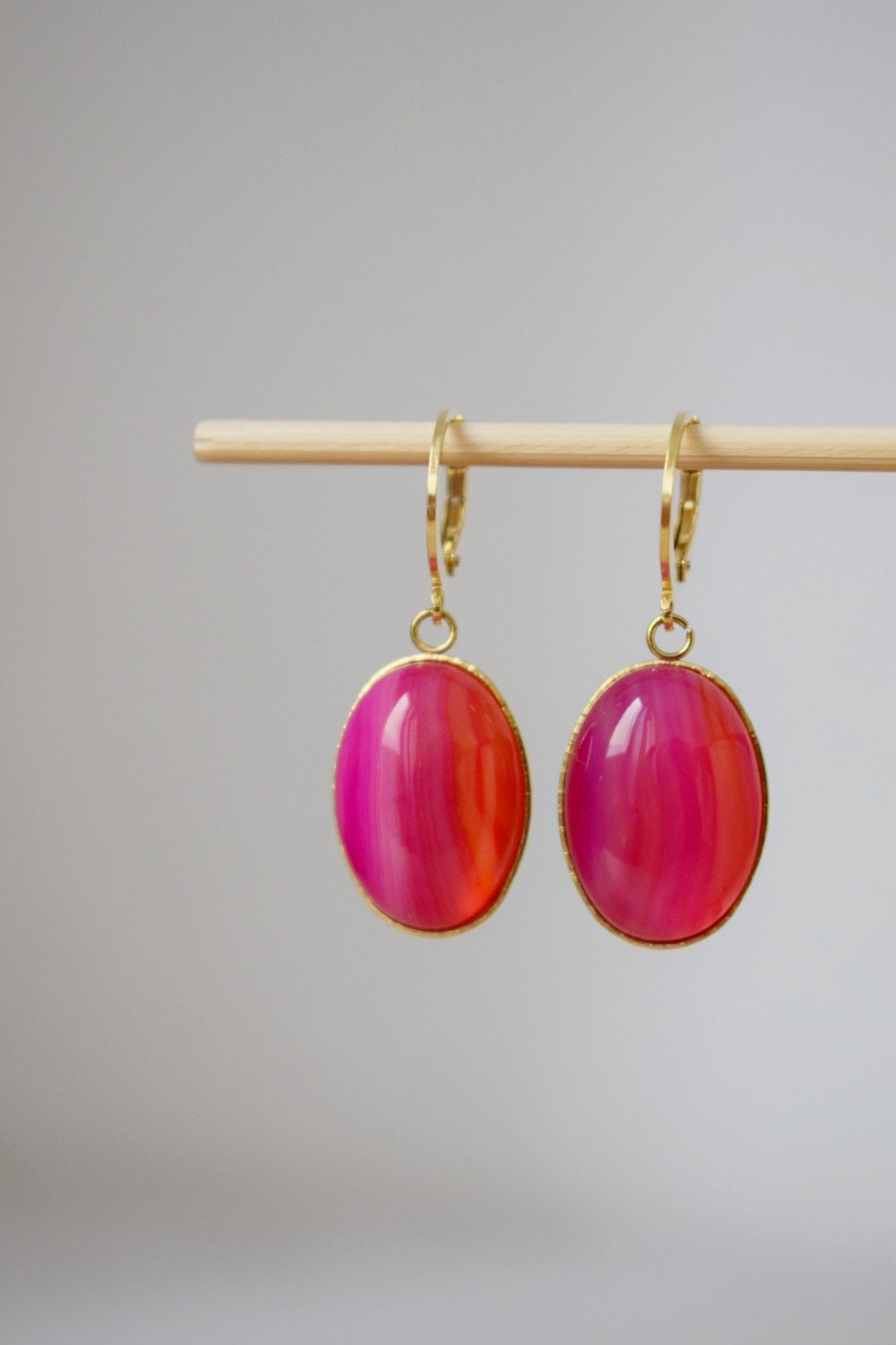 Huggie Ohrringe mit bandiertem rosa Achat, ovaler Edelsteinanhänger, Rosagoldstein, handgefertigter Schmuck, einzigartiges Geschenk für sie, Muttertagsgeschenk