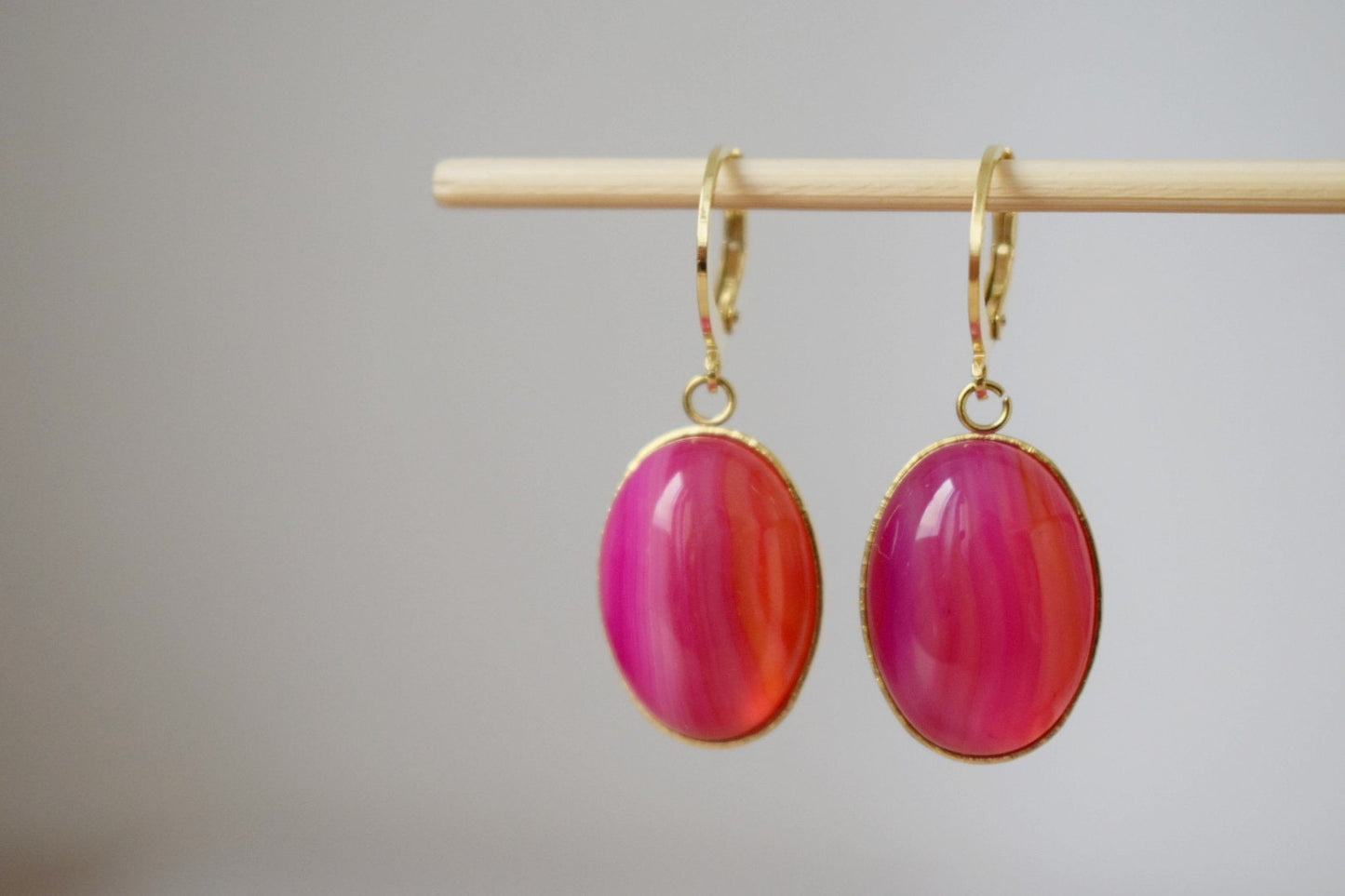 Huggie Ohrringe mit bandiertem rosa Achat, ovaler Edelsteinanhänger, Rosagoldstein, handgefertigter Schmuck, einzigartiges Geschenk für sie, Muttertagsgeschenk