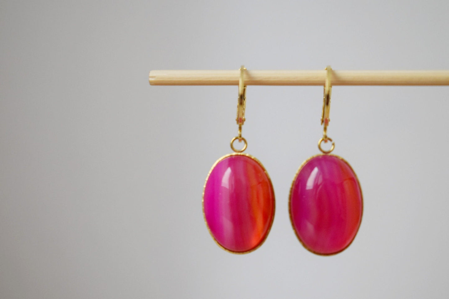 Huggie Ohrringe mit bandiertem rosa Achat, ovaler Edelsteinanhänger, Rosagoldstein, handgefertigter Schmuck, einzigartiges Geschenk für sie, Muttertagsgeschenk
