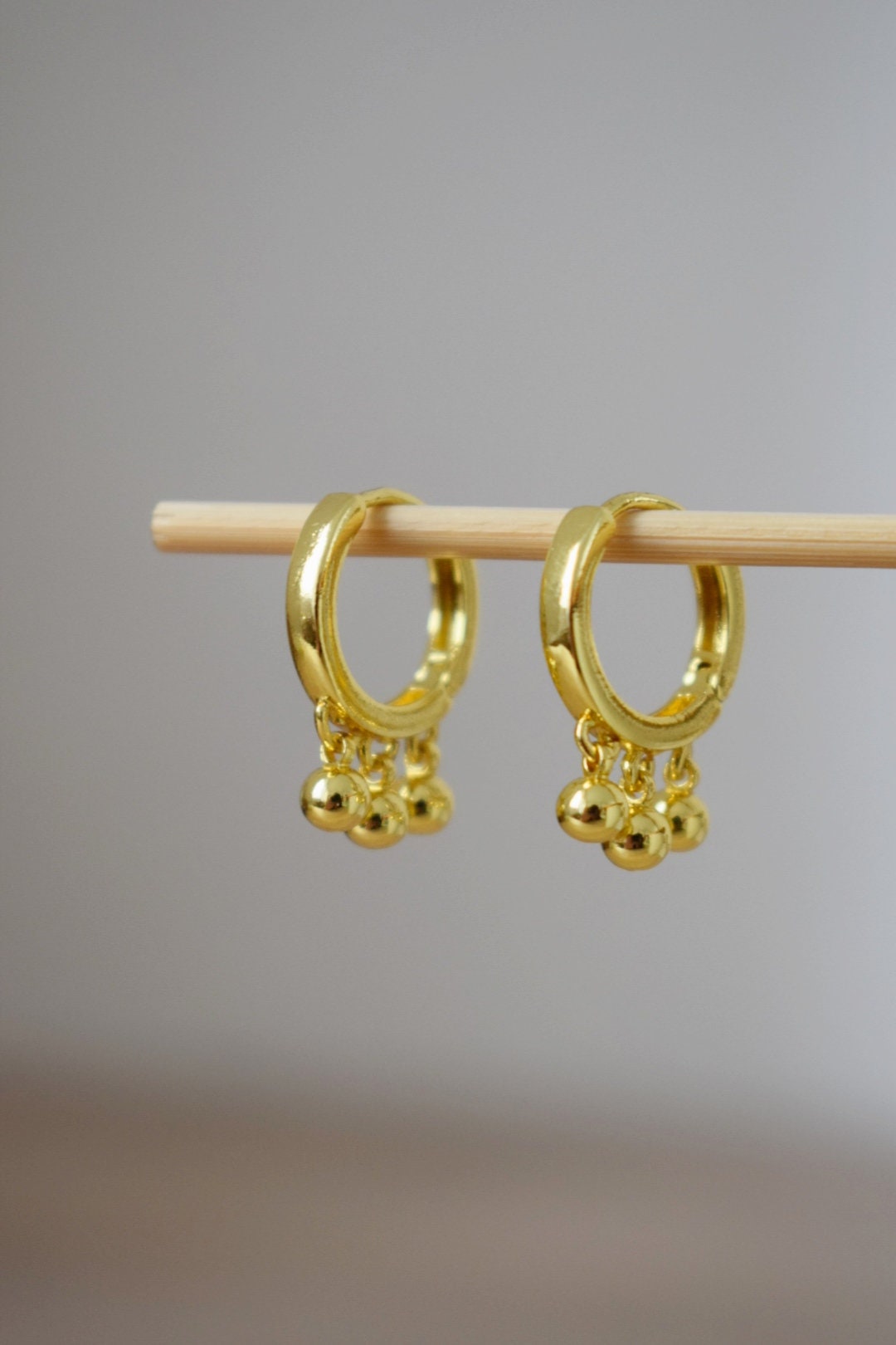Minimalistische goldene Creolen mit baumelnden Perlen, klassischer leichter Schmuck für Frauen, Alltagskleidung, einzigartiges Geschenk für Sie