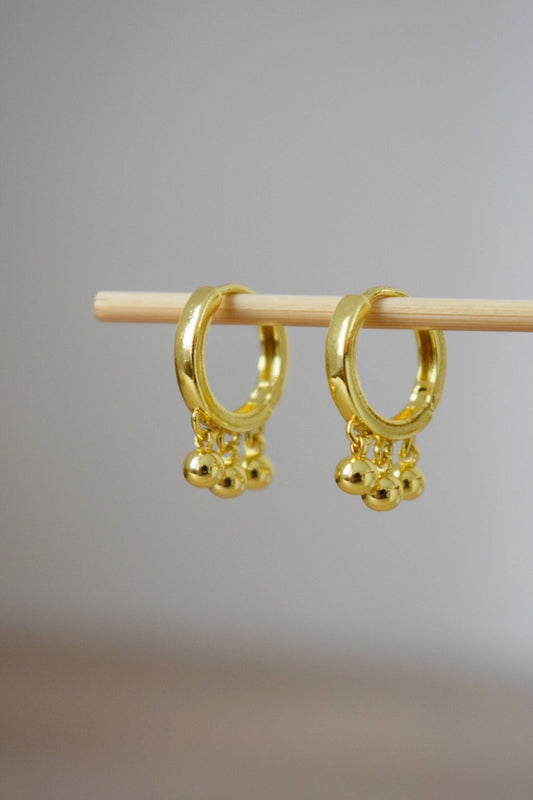 Minimalistische goldene Creolen mit baumelnden Perlen, klassischer leichter Schmuck für Frauen, Alltagskleidung, einzigartiges Geschenk für Sie