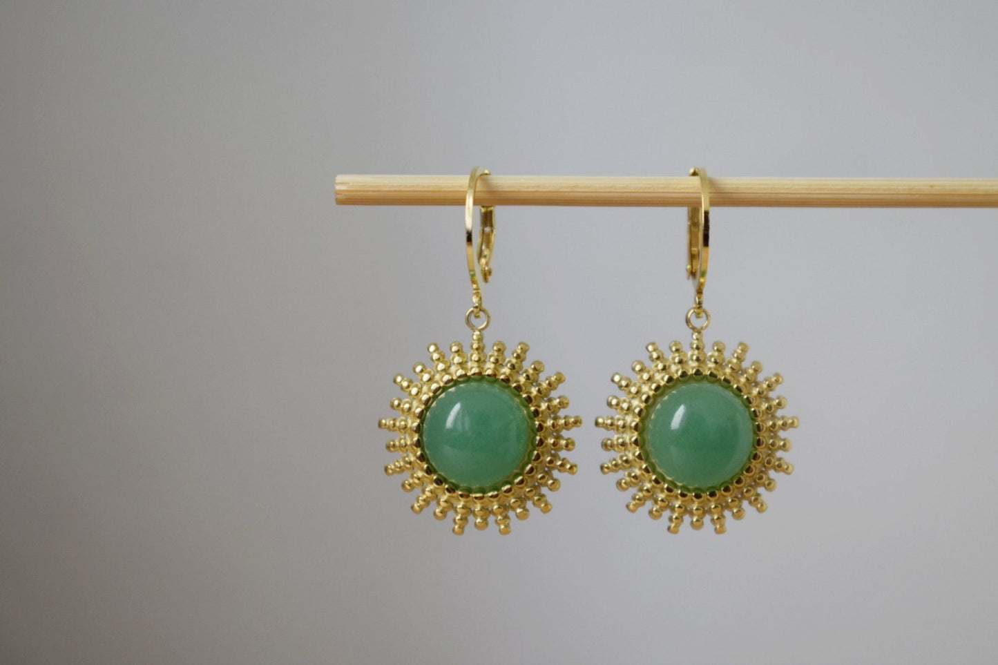 Aventurin Ohrringe Gold, Sonnenstrahlen Huggie Ohrringe, Sunburst, Grüne Edelstein Tropfen Ohrringe, Celestial, Aventurin Schmuck, Geschenk für Sie