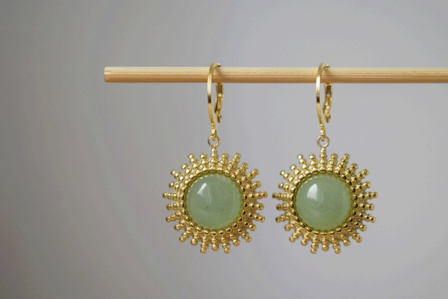 Aventurin Ohrringe Gold, Sonnenstrahlen Huggie Ohrringe, Sunburst, Grüne Edelstein Tropfen Ohrringe, Celestial, Aventurin Schmuck, Geschenk für Sie