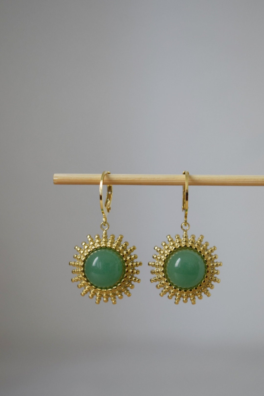 Aventurin Ohrringe Gold, Sonnenstrahlen Huggie Ohrringe, Sunburst, Grüne Edelstein Tropfen Ohrringe, Celestial, Aventurin Schmuck, Geschenk für Sie