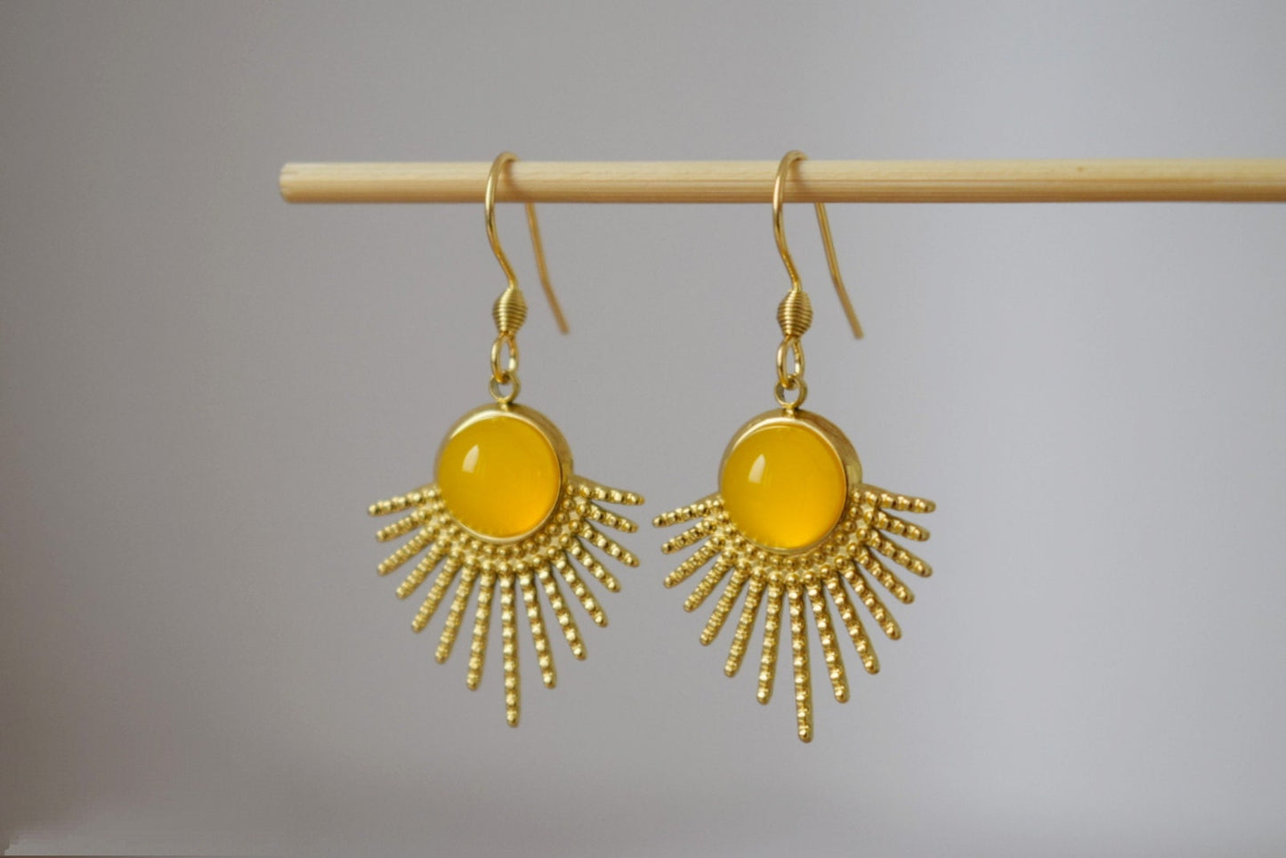 Sonnenohrringe, Gelbe Achatohrringe, Sonnenstrahlenohrringe, Sunburst, Edelsteinohrringe, Himmlischer, vergoldeter leuchtender Schmuck, Geschenk für Sie