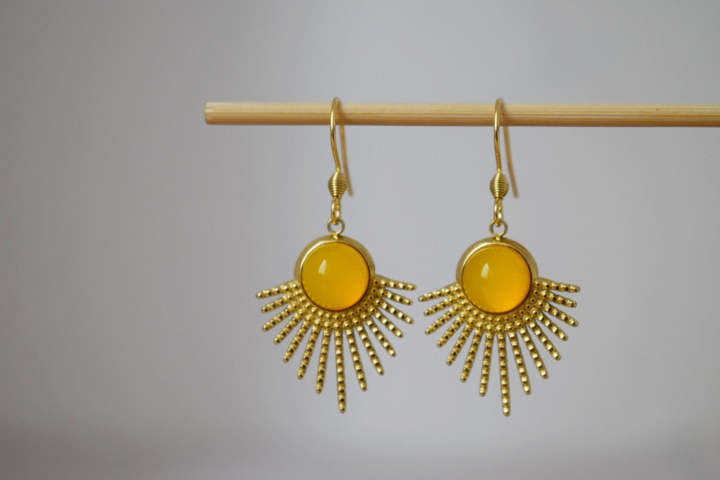 Sonnenohrringe, Gelbe Achatohrringe, Sonnenstrahlenohrringe, Sunburst, Edelsteinohrringe, Himmlischer, vergoldeter leuchtender Schmuck, Geschenk für Sie
