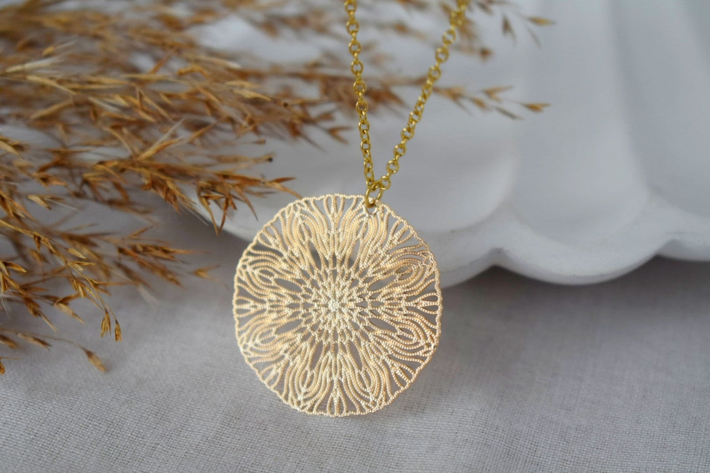 Ornament-Ohrringe für Frauen, Mandala-Huggie-Ohrringe, vergoldete Ohrringe aus Edelstahl, filigrane Boho-Creolen, Schmuckgeschenk für Sie