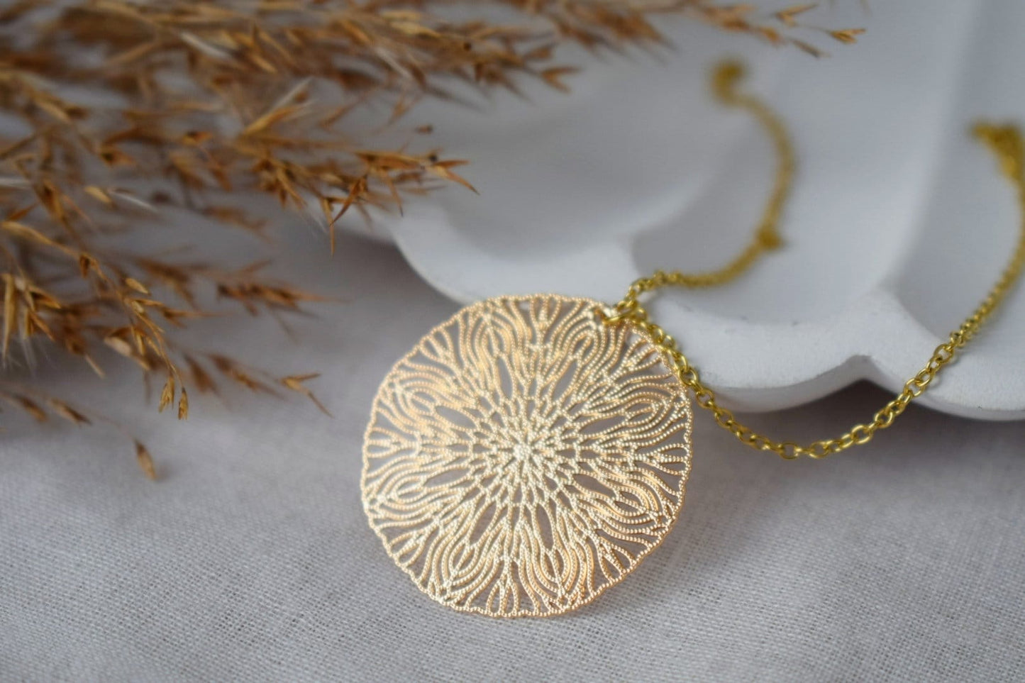 Ornament-Ohrringe für Frauen, Mandala-Huggie-Ohrringe, vergoldete Ohrringe aus Edelstahl, filigrane Boho-Creolen, Schmuckgeschenk für Sie