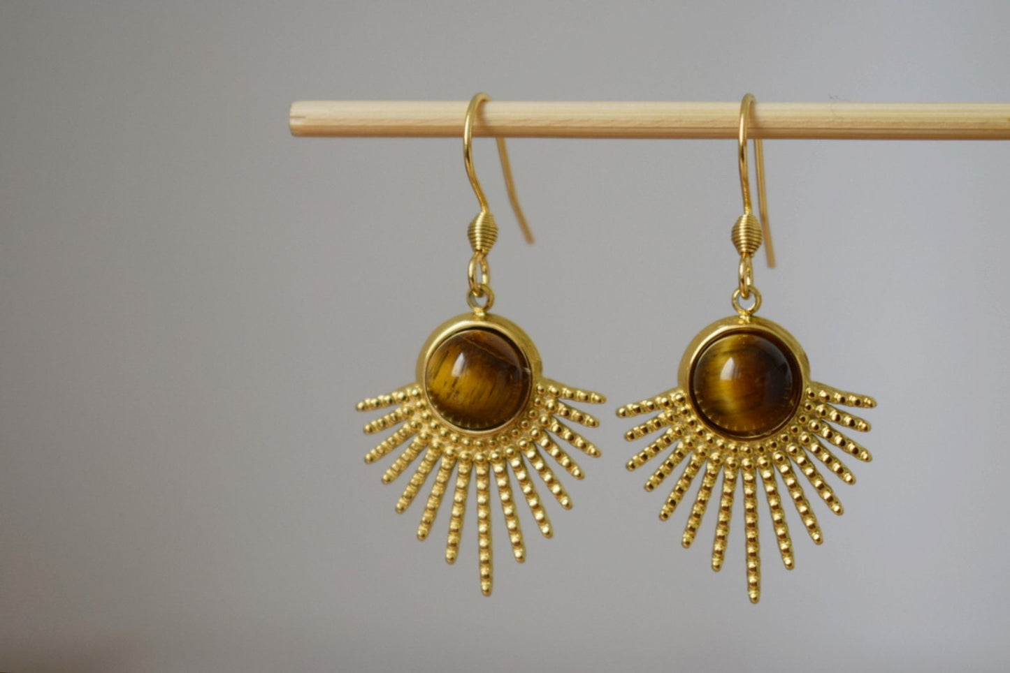 Tigerauge-Ohrringe Gold, Sonnenstrahlen-Ohrhänger, Sunburst, Braungold-Edelstein, 18 Karat vergoldeter Edelstahl, Himmlischer Schmuck