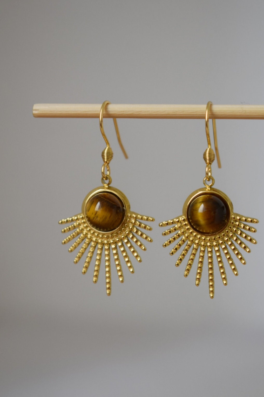 Tigerauge-Ohrringe Gold, Sonnenstrahlen-Ohrhänger, Sunburst, Braungold-Edelstein, 18 Karat vergoldeter Edelstahl, Himmlischer Schmuck