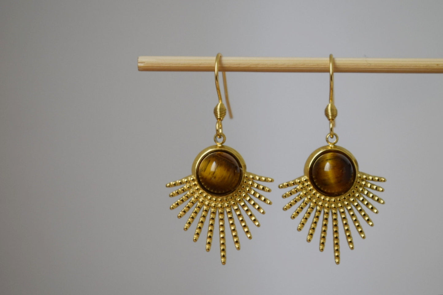 Tigerauge-Ohrringe Gold, Sonnenstrahlen-Ohrhänger, Sunburst, Braungold-Edelstein, 18 Karat vergoldeter Edelstahl, Himmlischer Schmuck
