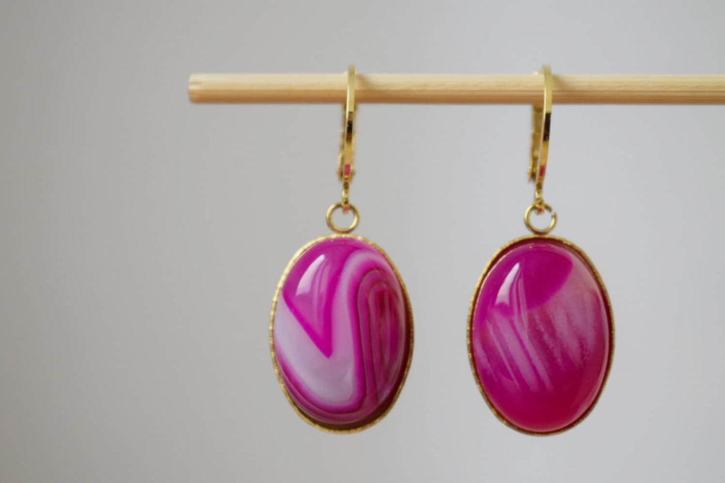 Huggie Ohrringe mit rosa Achat, ovaler Edelstein Anhänger, Roségold, Boho Schmuck, Einzigartiges Geschenk für Sie