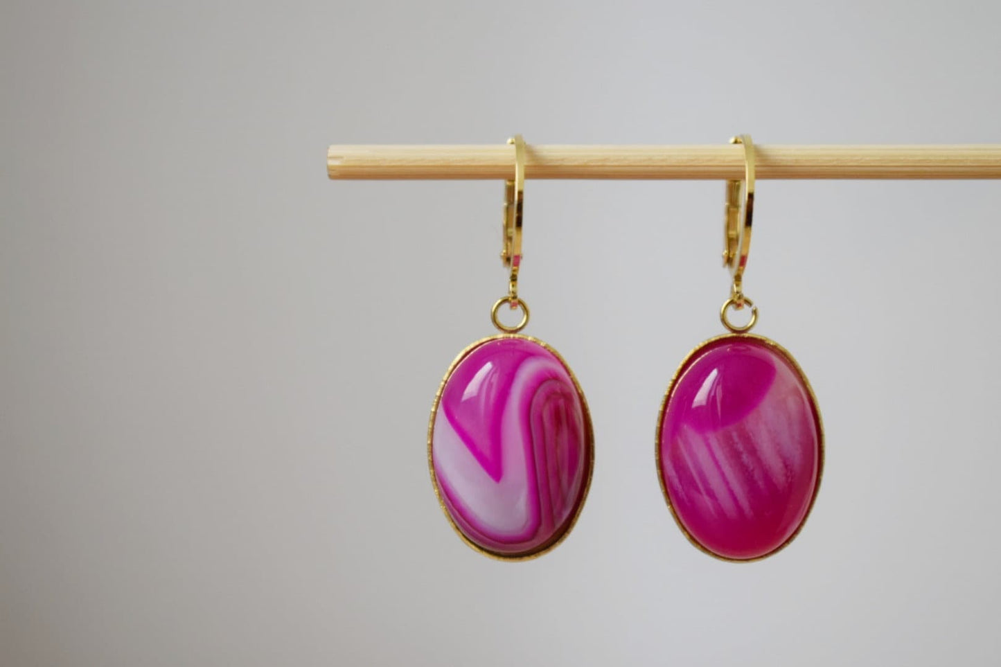 Huggie Ohrringe mit rosa Achat, ovaler Edelstein Anhänger, Roségold, Boho Schmuck, Einzigartiges Geschenk für Sie