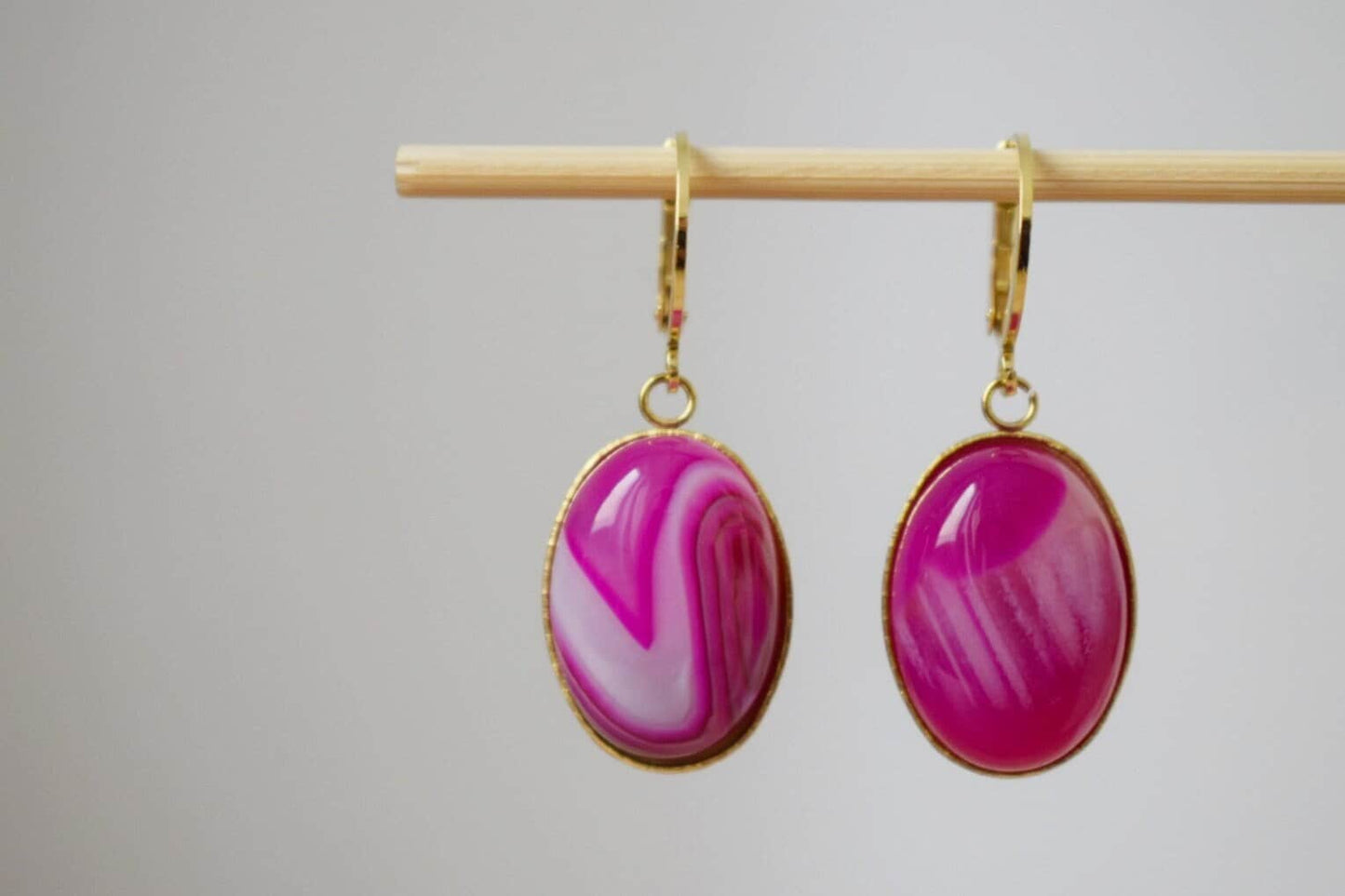 Huggie Ohrringe mit rosa Achat, ovaler Edelstein Anhänger, Roségold, Boho Schmuck, Einzigartiges Geschenk für Sie