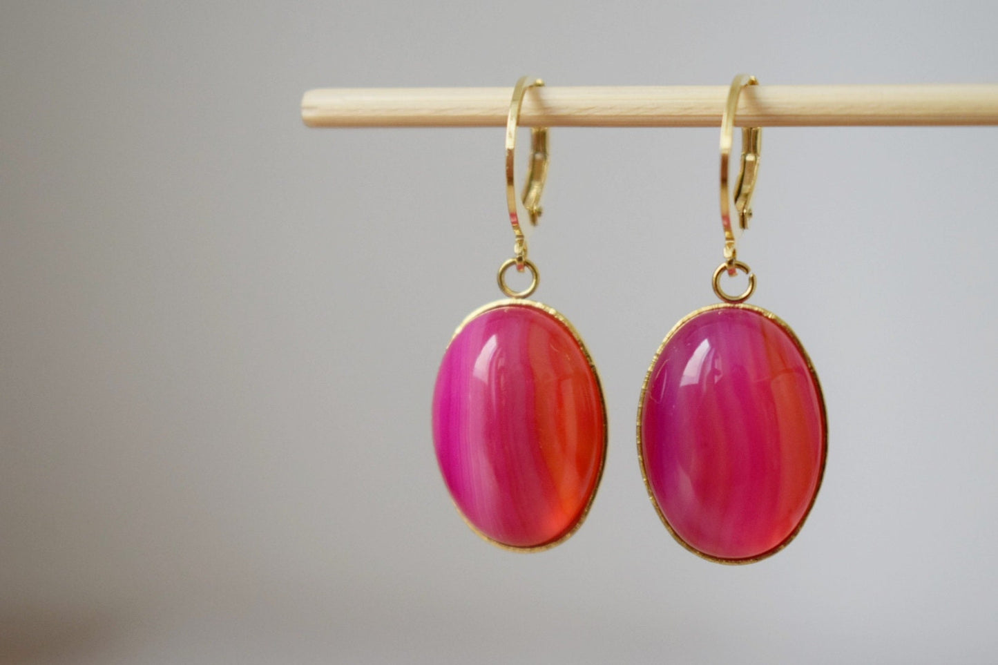 Huggie Ohrringe mit bandiertem rosa Achat, ovaler Edelsteinanhänger, Rosagoldstein, handgefertigter Schmuck, einzigartiges Geschenk für sie, Muttertagsgeschenk