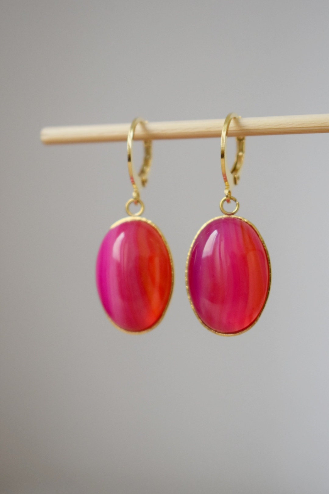 Huggie Ohrringe mit bandiertem rosa Achat, ovaler Edelsteinanhänger, Rosagoldstein, handgefertigter Schmuck, einzigartiges Geschenk für sie, Muttertagsgeschenk