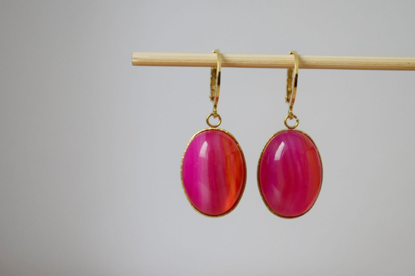 Huggie Ohrringe mit bandiertem rosa Achat, ovaler Edelsteinanhänger, Rosagoldstein, handgefertigter Schmuck, einzigartiges Geschenk für sie, Muttertagsgeschenk