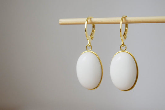 Weiße Jade Ohrringe, Huggie Creolen, Ovale Edelstein Ohrringe, Hängende Stein Ohrringe, Jade vergoldeter Schmuck, Geschenke für Frauen