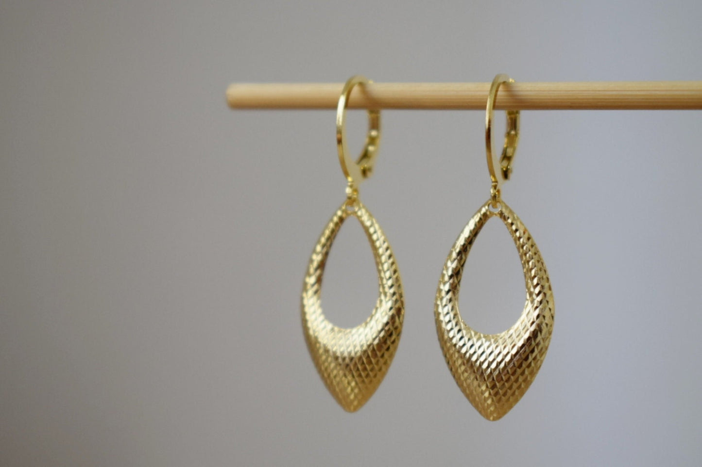 Goldene Tropfenohrringe, Hop-Ohrringe, geometrische Hängeohrringe in Gold, kleine Schmuckgeschenke zum Geburtstag für Frauen