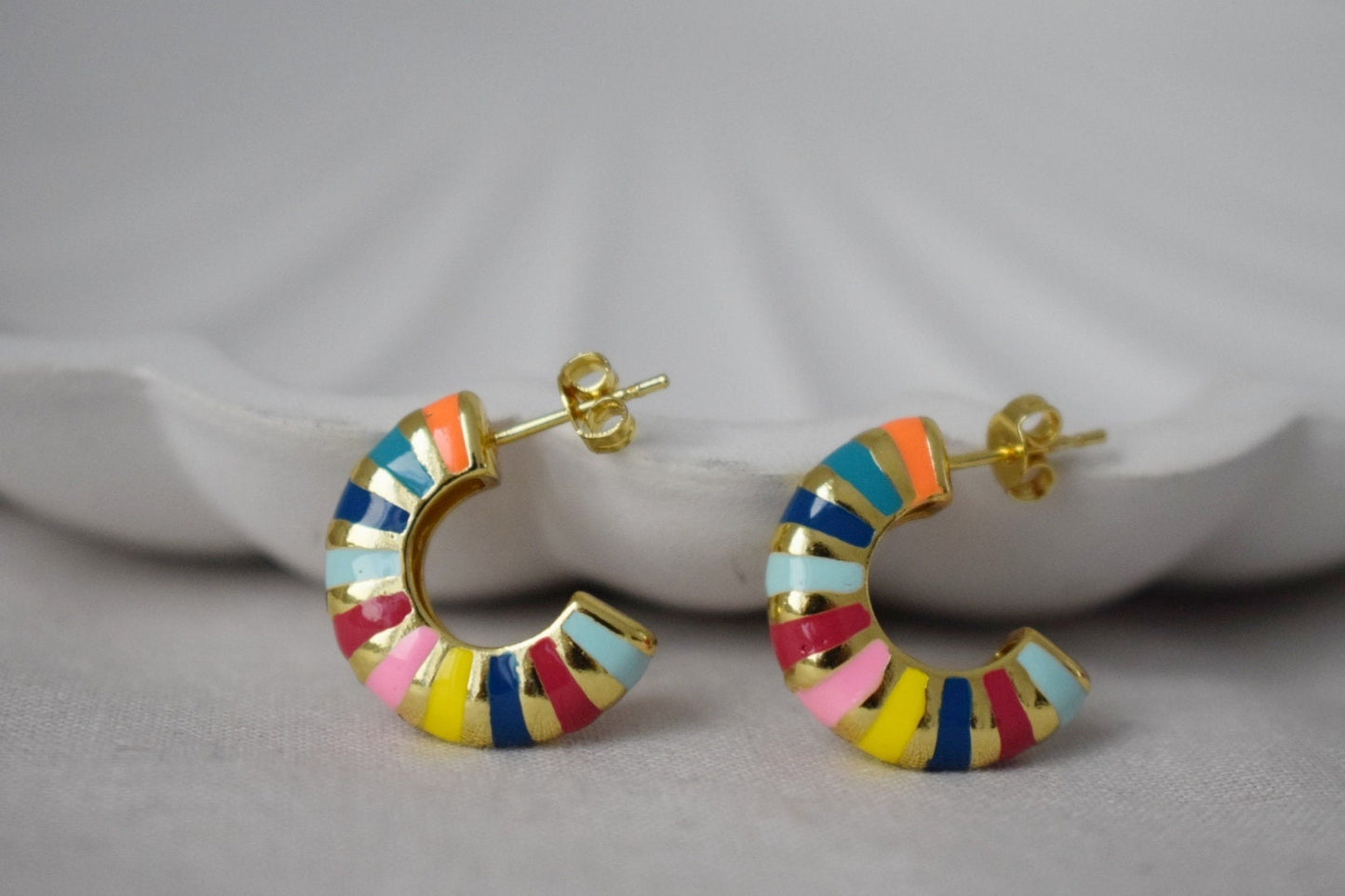 Halbkreis-Ohrstecker aus buntem Emaille, Halbkreis-Ohrringe, 18 Karat vergoldete C-förmige Ohrringe, Statement-Ohrringe, Modern, Geschenk für Frauen