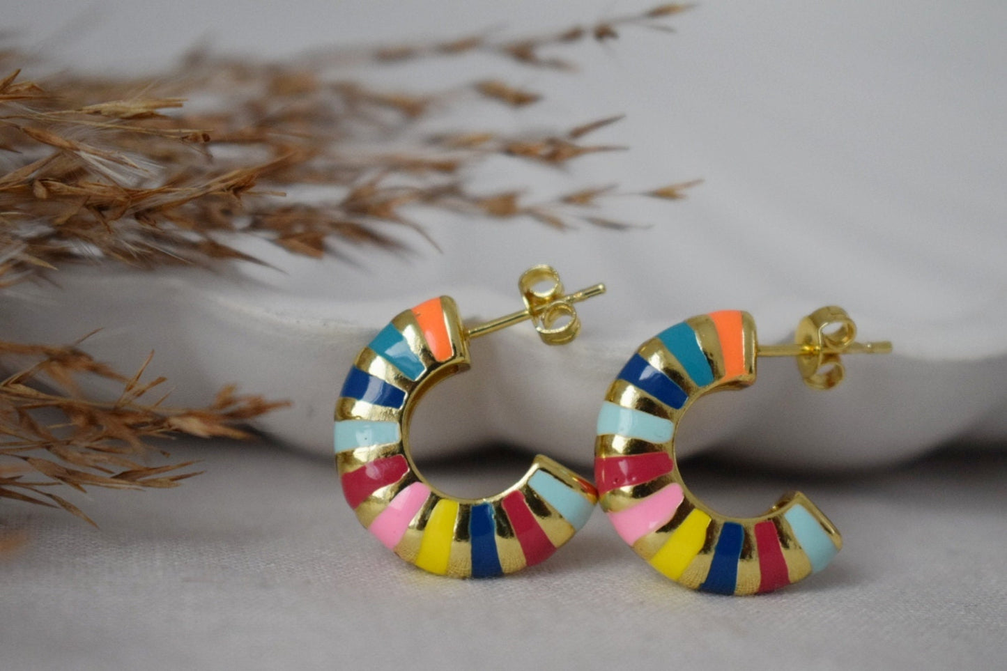 Halbkreis-Ohrstecker aus buntem Emaille, Halbkreis-Ohrringe, 18 Karat vergoldete C-förmige Ohrringe, Statement-Ohrringe, Modern, Geschenk für Frauen