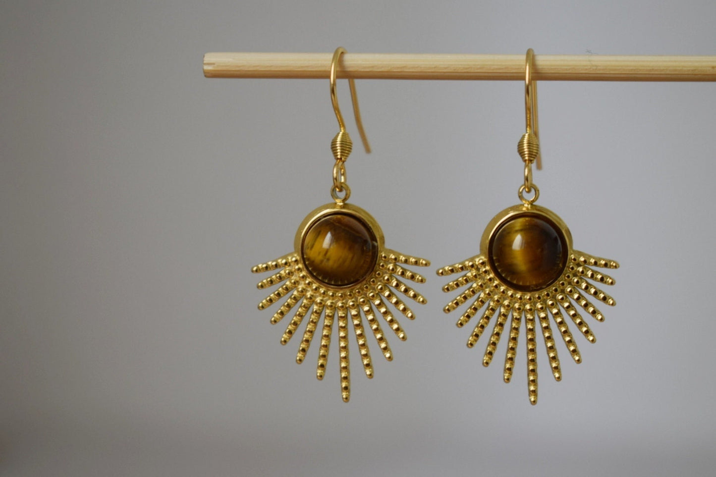 Tigerauge-Ohrringe Gold, Sonnenstrahlen-Ohrhänger, Sunburst, Braungold-Edelstein, 18 Karat vergoldeter Edelstahl, Himmlischer Schmuck