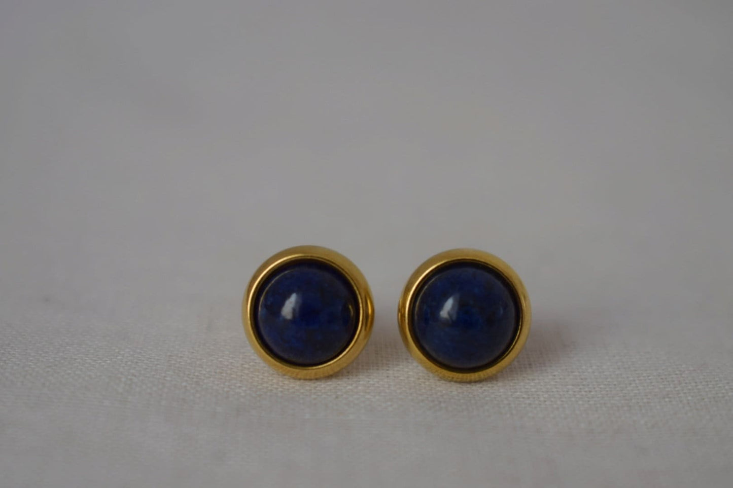Lapis Ohrstecker Gold, Kleine blaue Lapis Ohrringe, rund, minimalistisch, 8mm, Lapislazuli Schmuck, September Geburtsstein, handgefertigter Schmuck