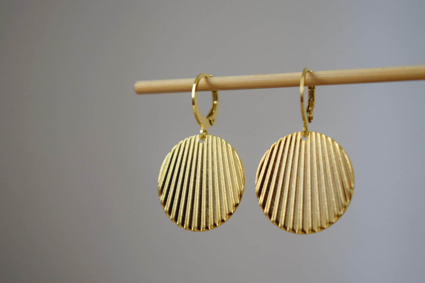 Round huggie earrings, Corrugated, Disc, Plate, Round, Circle earrings, 24k gold plated stainless steel earrings, Lightweight jewelry, Gift