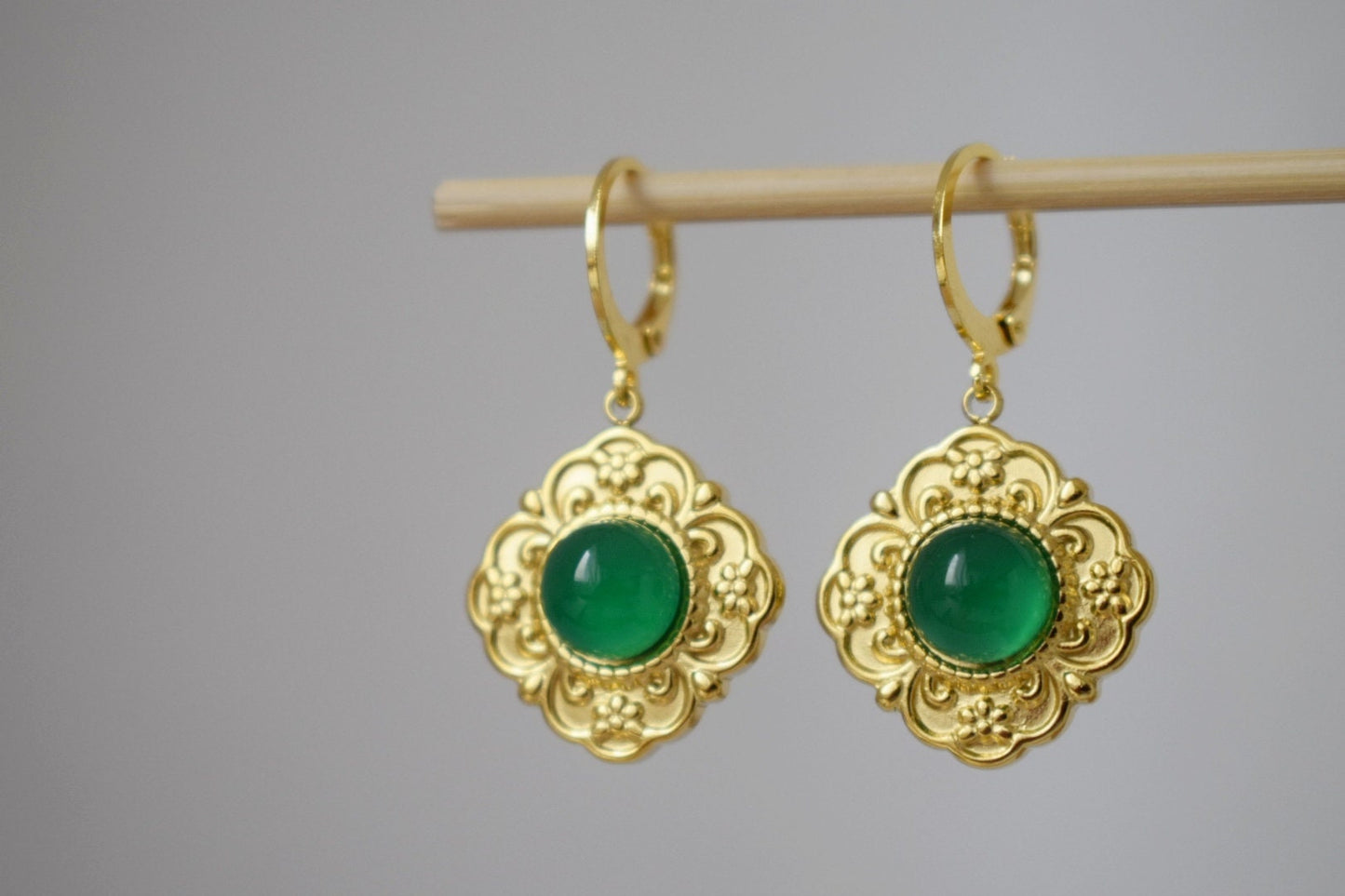 Ornamentale grüne Achat Ohrringe, Blumen baumelnde Ohrringe, Edelstein Huggie Creolen, Naturstein, handgefertigter Schmuck Geschenk für Sie