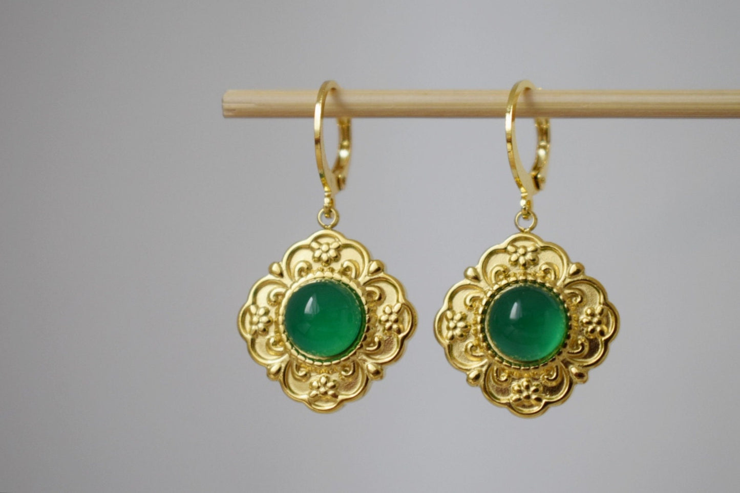 Ornamentale grüne Achat Ohrringe, Blumen baumelnde Ohrringe, Edelstein Huggie Creolen, Naturstein, handgefertigter Schmuck Geschenk für Sie