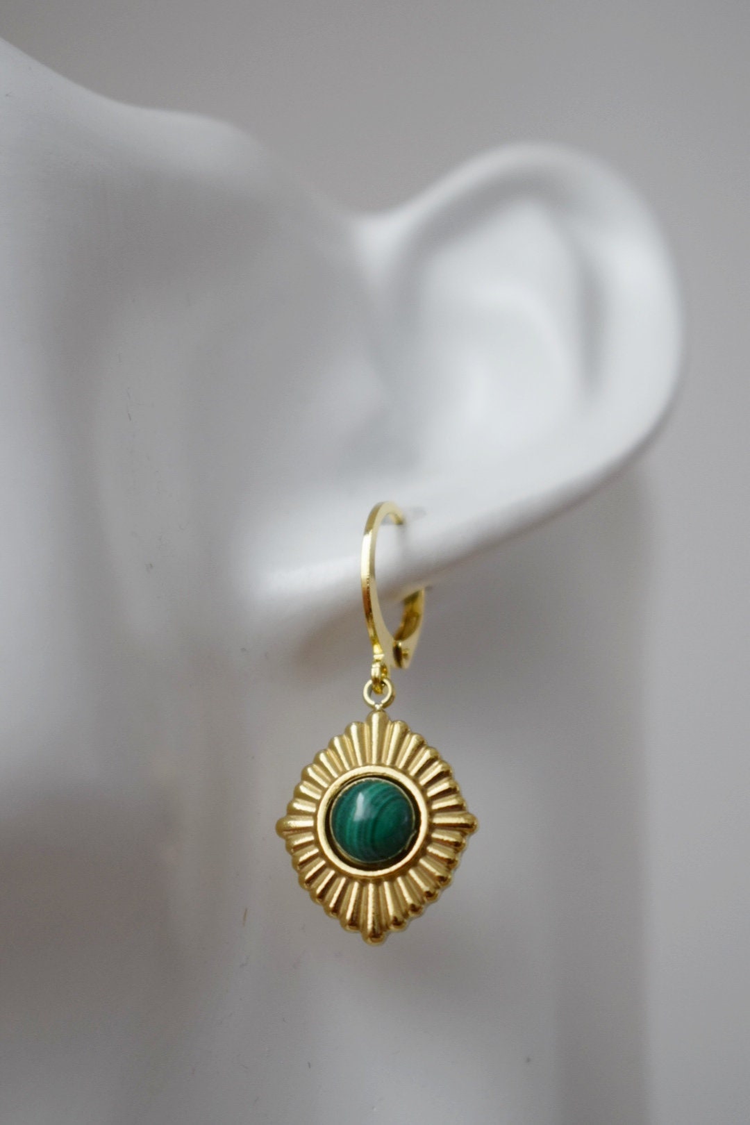 Malachit Ohrringe, Ornament baumelnde Ohrringe, Edelstein Huggie Creolen, Grüner Naturstein, Art Deco Schmuck, Einzigartiges Geschenk für Sie