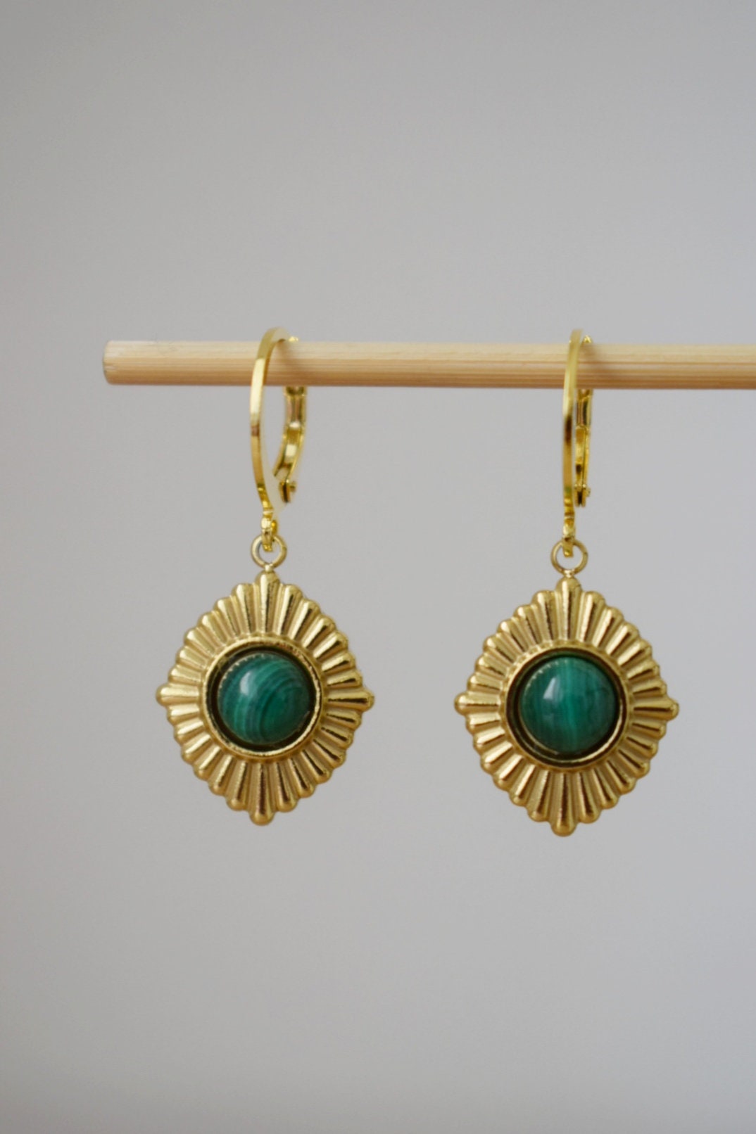 Malachit Ohrringe, Ornament baumelnde Ohrringe, Edelstein Huggie Creolen, Grüner Naturstein, Art Deco Schmuck, Einzigartiges Geschenk für Sie