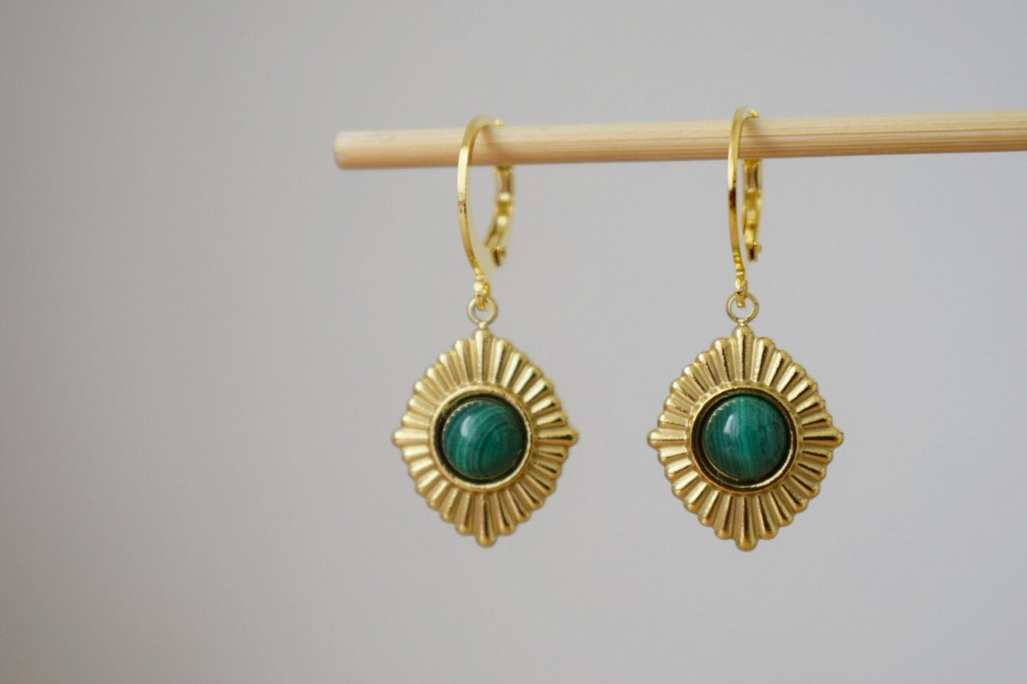 Malachit Ohrringe, Ornament baumelnde Ohrringe, Edelstein Huggie Creolen, Grüner Naturstein, Art Deco Schmuck, Einzigartiges Geschenk für Sie