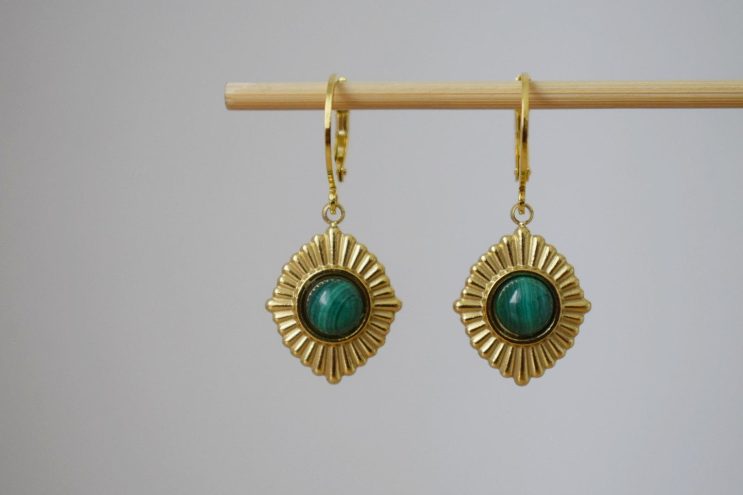 Malachit Ohrringe, Ornament baumelnde Ohrringe, Edelstein Huggie Creolen, Grüner Naturstein, Art Deco Schmuck, Einzigartiges Geschenk für Sie