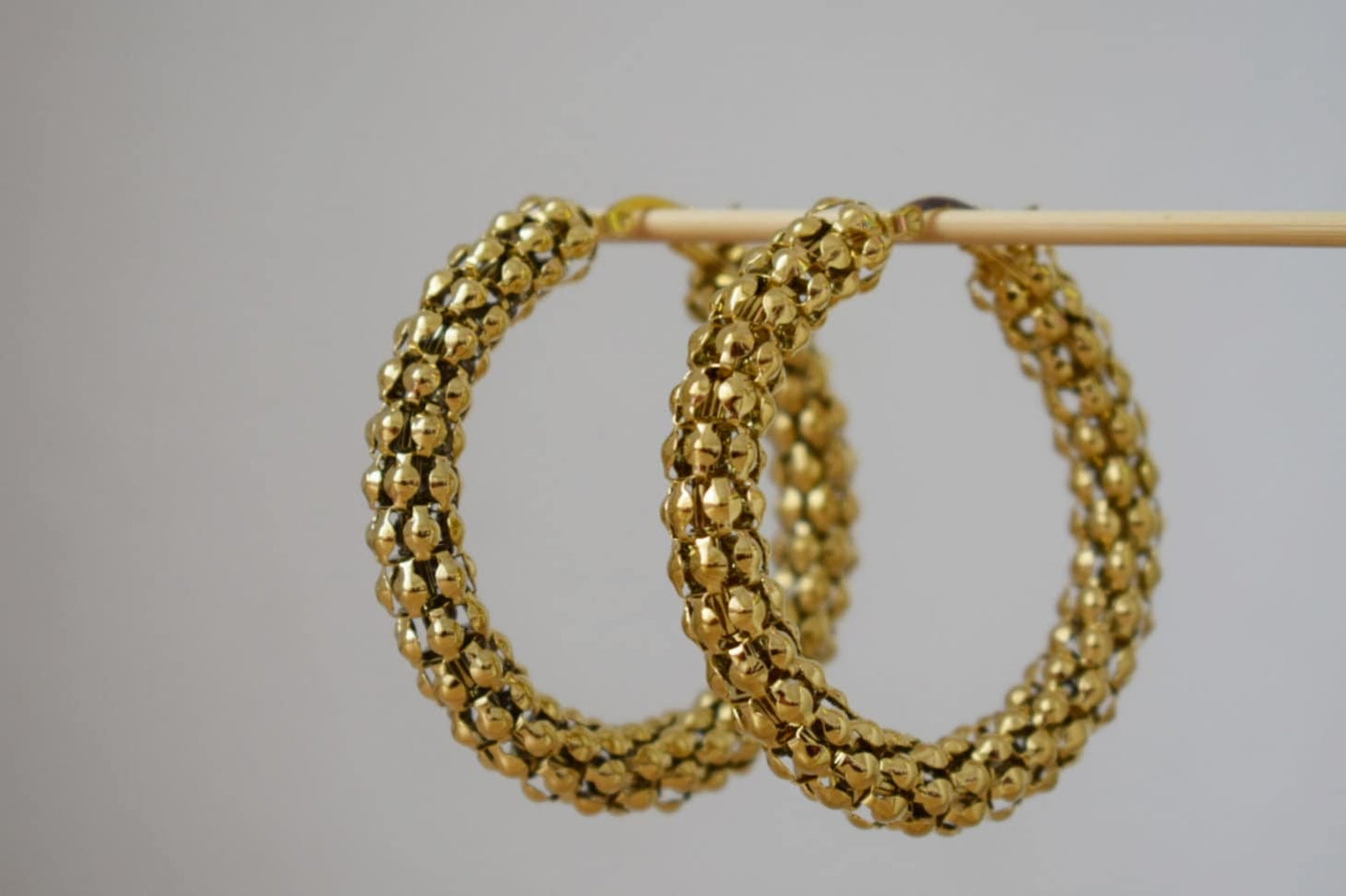 Große Creolen, große breite Creolen, 18 Karat vergoldete Creolen, Statement-Creolen, Moderne Ohrringe, Geschenk für Sie