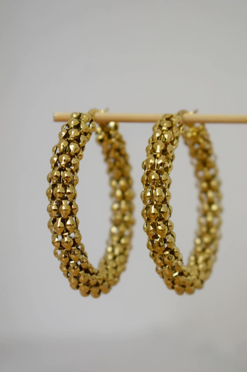 Große Creolen, große breite Creolen, 18 Karat vergoldete Creolen, Statement-Creolen, Moderne Ohrringe, Geschenk für Sie