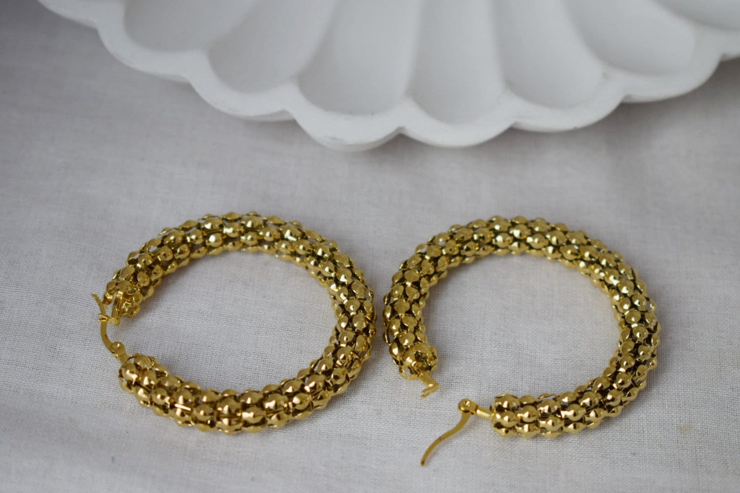 Große Creolen, große breite Creolen, 18 Karat vergoldete Creolen, Statement-Creolen, Moderne Ohrringe, Geschenk für Sie