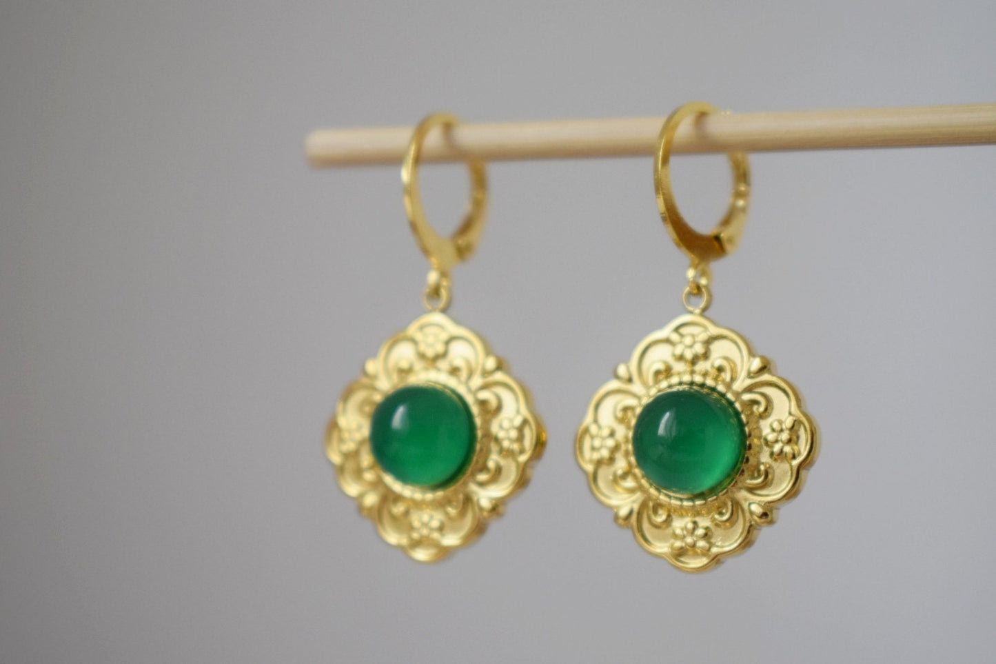 Ornamentale grüne Achat Ohrringe, Blumen baumelnde Ohrringe, Edelstein Huggie Creolen, Naturstein, handgefertigter Schmuck Geschenk für Sie