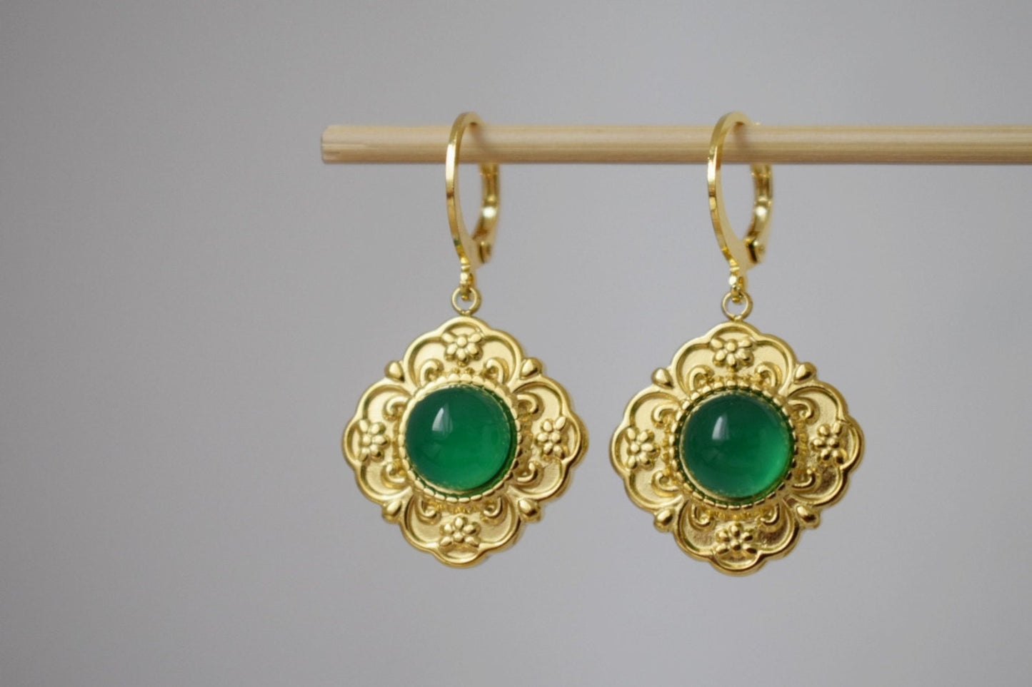 Ornamentale grüne Achat Ohrringe, Blumen baumelnde Ohrringe, Edelstein Huggie Creolen, Naturstein, handgefertigter Schmuck Geschenk für Sie